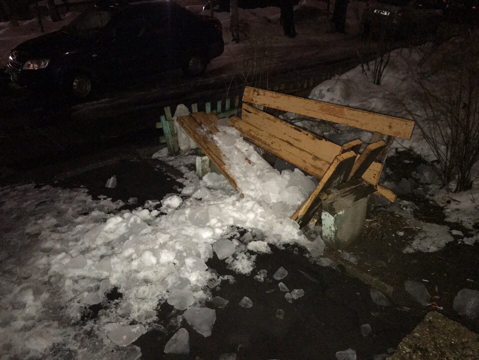 «Моя бабушка любила здесь сидеть»: в Ярославле рухнувшие глыбы льда проломили лавочку
