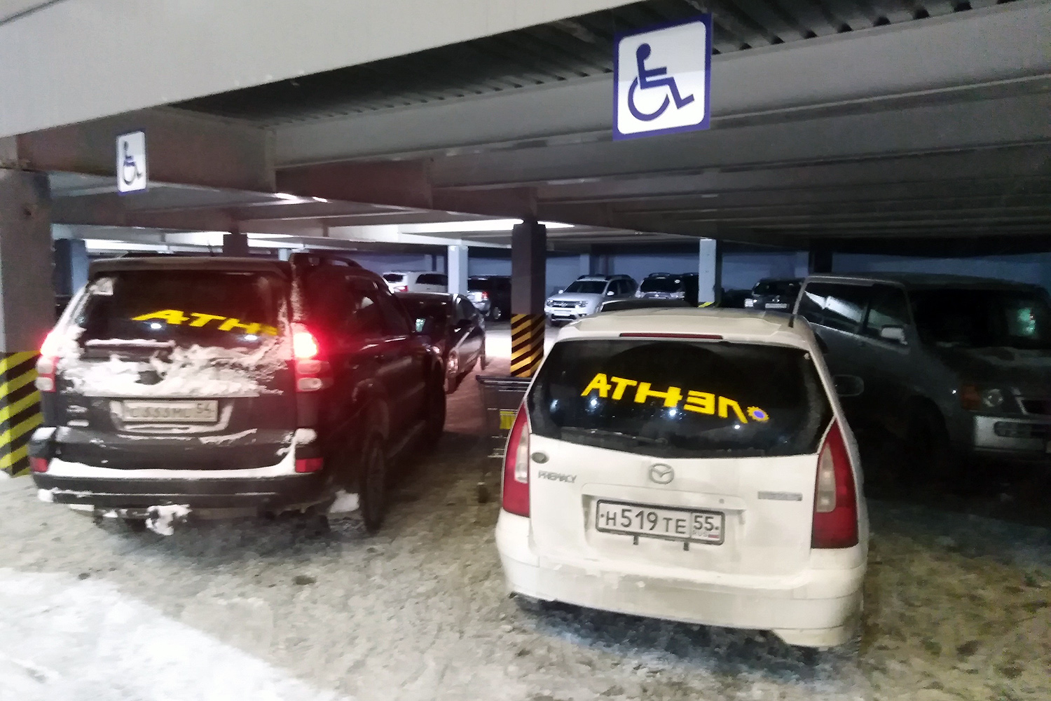 Автомобили на инвалидных местах Автомобили на инвалидных местах