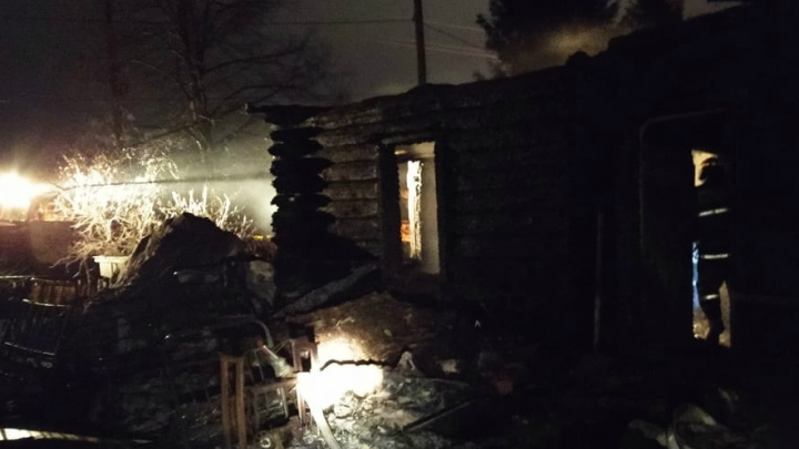 В Башкирии в пожаре погибли трое мужчин, сотрудники МЧС сняли видео с места