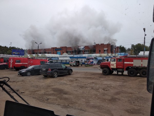 Чёрный дым валил из павильонов: есть пострадавшие на пожаре в Дзержинском рынке