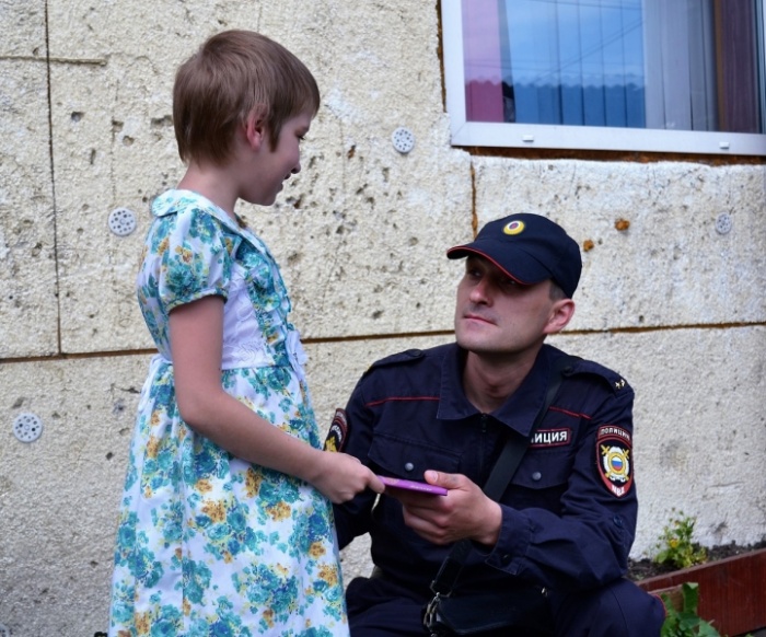 Полицейский нашёл пропавшую и оказавшуюся в яме 10-летнюю девочку (фото)