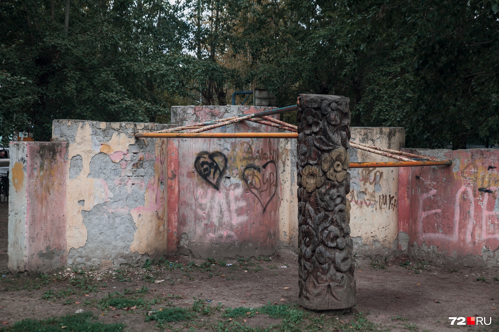 Как декорации к фильмам ужасов: 10 детских площадок во дворах Тюмени, куда страшно отпускать малышей