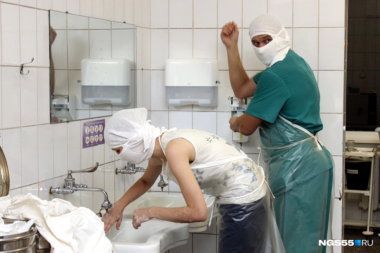 «Жить уже некогда»: омский врач о том, что медик не выживет без подработок