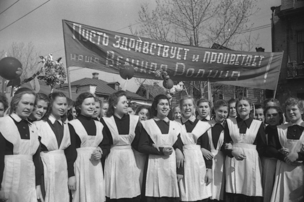 Выпускницы школы 1972 года выглядели немного скромнее нынешних Выпускницы школы 1972 года выглядели немного скромнее нынешних
