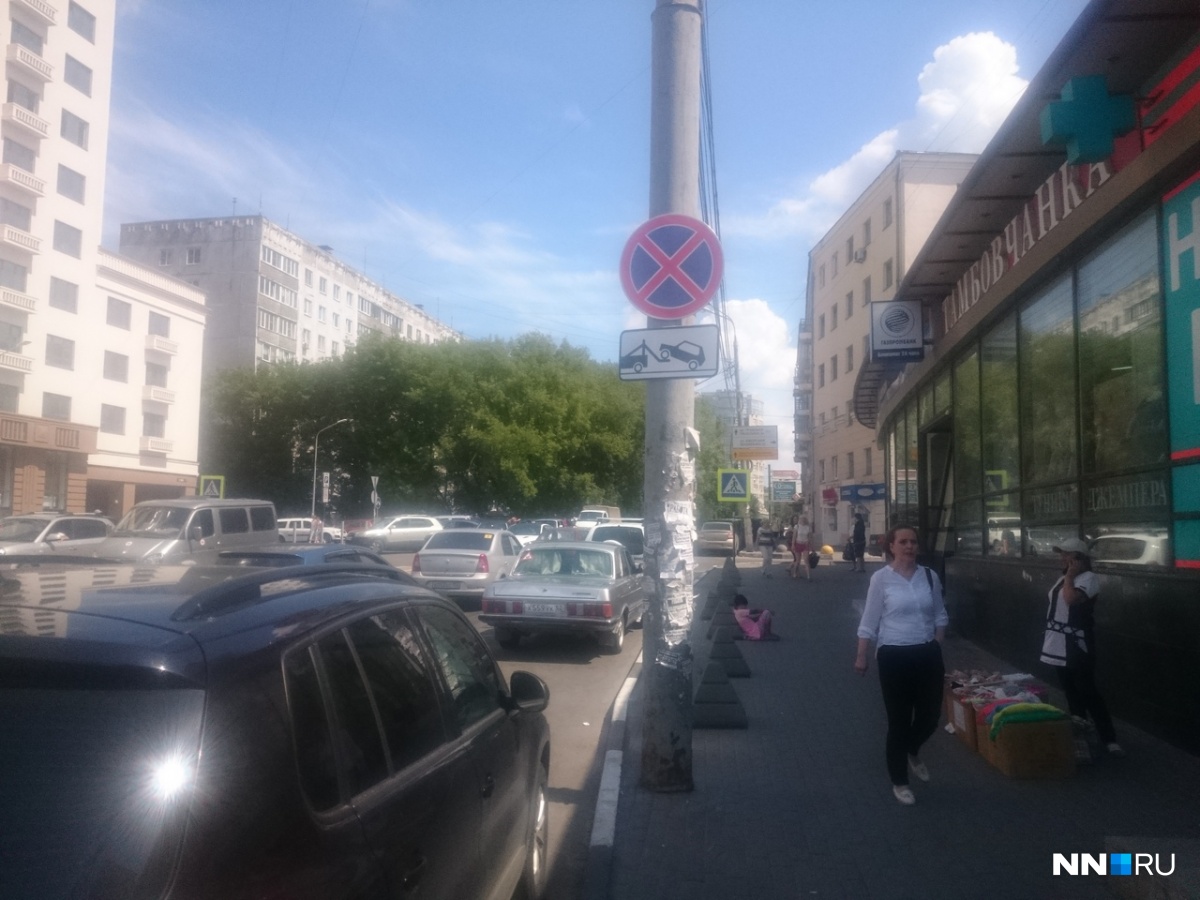 Из-за этого внезапно возникшего знака пострадали несколько водителей Из-за этого внезапно возникшего знака пострадали несколько водителей
