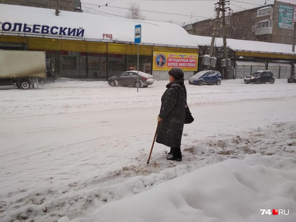 На остановках сугробы, поэтому транспорт приходится ждать прямо на дорогах На остановках сугробы, поэтому транспорт приходится ждать прямо на дорогах