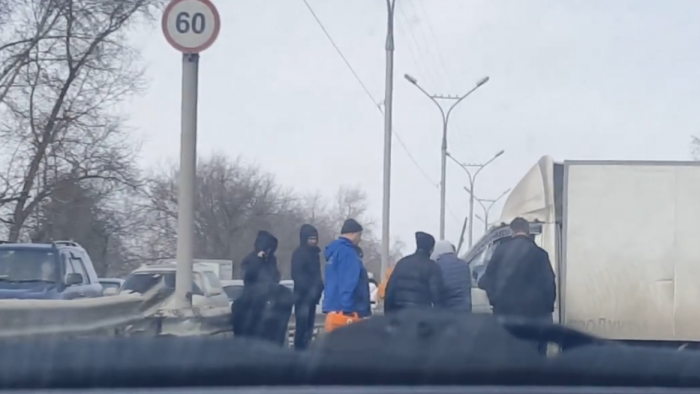 Водитель грузовика был доставлен в больницу с сотрясением Водитель грузовика был доставлен в больницу с сотрясением