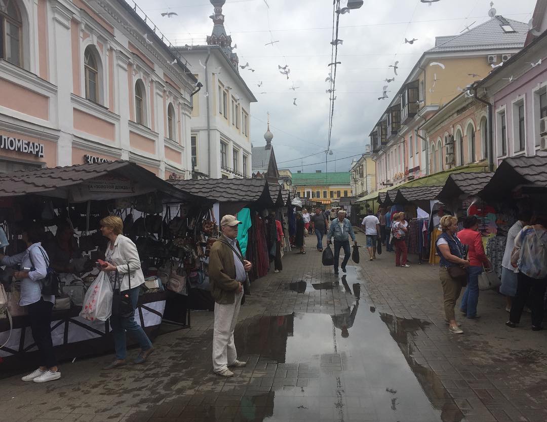 Город трусов. Старый город Ярославль рынок. Старый рынок в Ярославле. Палатка в центре Москвы. Старый Ярославский рынок Москва.