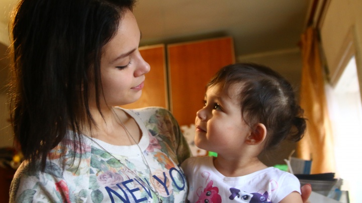 «Предложили сдать в детдом»: девушка, которая стала мамой в 15 лет, — о жизни после нашего репортажа