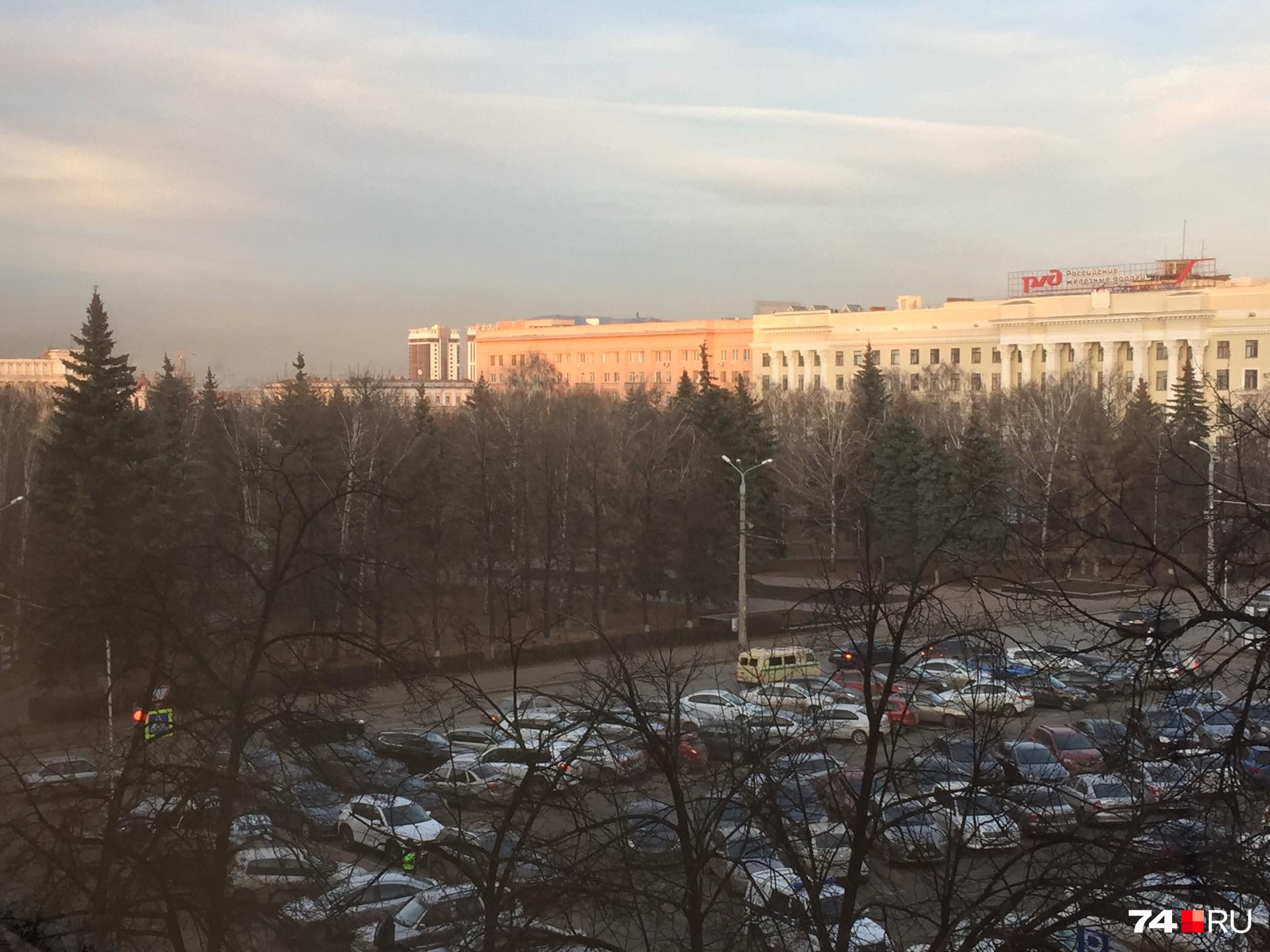Кандидат Фомин во время выступления указал на дымку за окном Кандидат Фомин во время выступления указал на дымку за окном