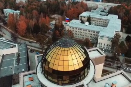 Виктор рассказал, что снимал осенний Академгородок незадолго до того, как выпал снег Виктор рассказал, что снимал осенний Академгородок незадолго до того, как выпал снег