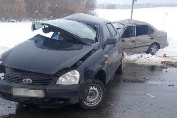 На месте аварии работают сотрудники полиции и экстренные службы На месте аварии работают сотрудники полиции и экстренные службы
