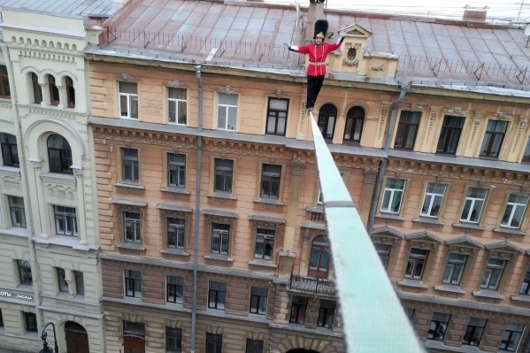 Проход по канату занял у Максима две минуты, а потом он шесть часов провел в полиции Проход по канату занял у Максима две минуты, а потом он шесть часов провел в полиции