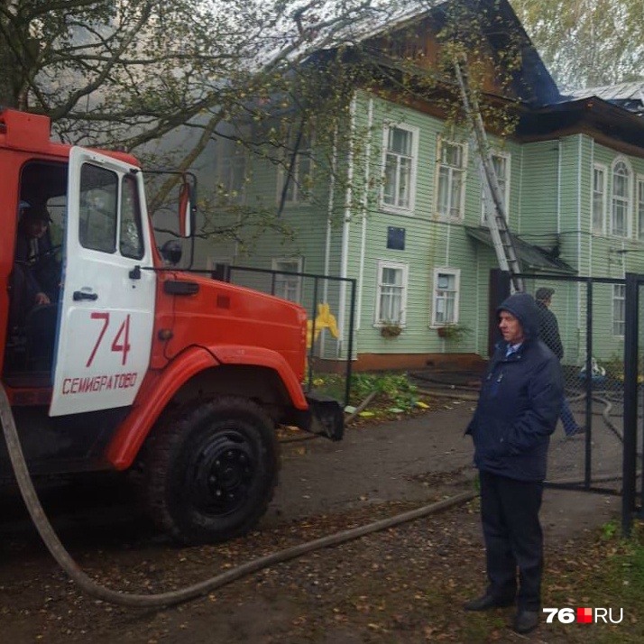 Пожарные уже потушили огонь Пожарные уже потушили огонь