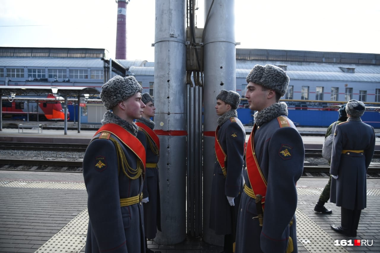 Машины, автоматы, каша: в Ростов прибыл военный поезд с сирийскими трофеями