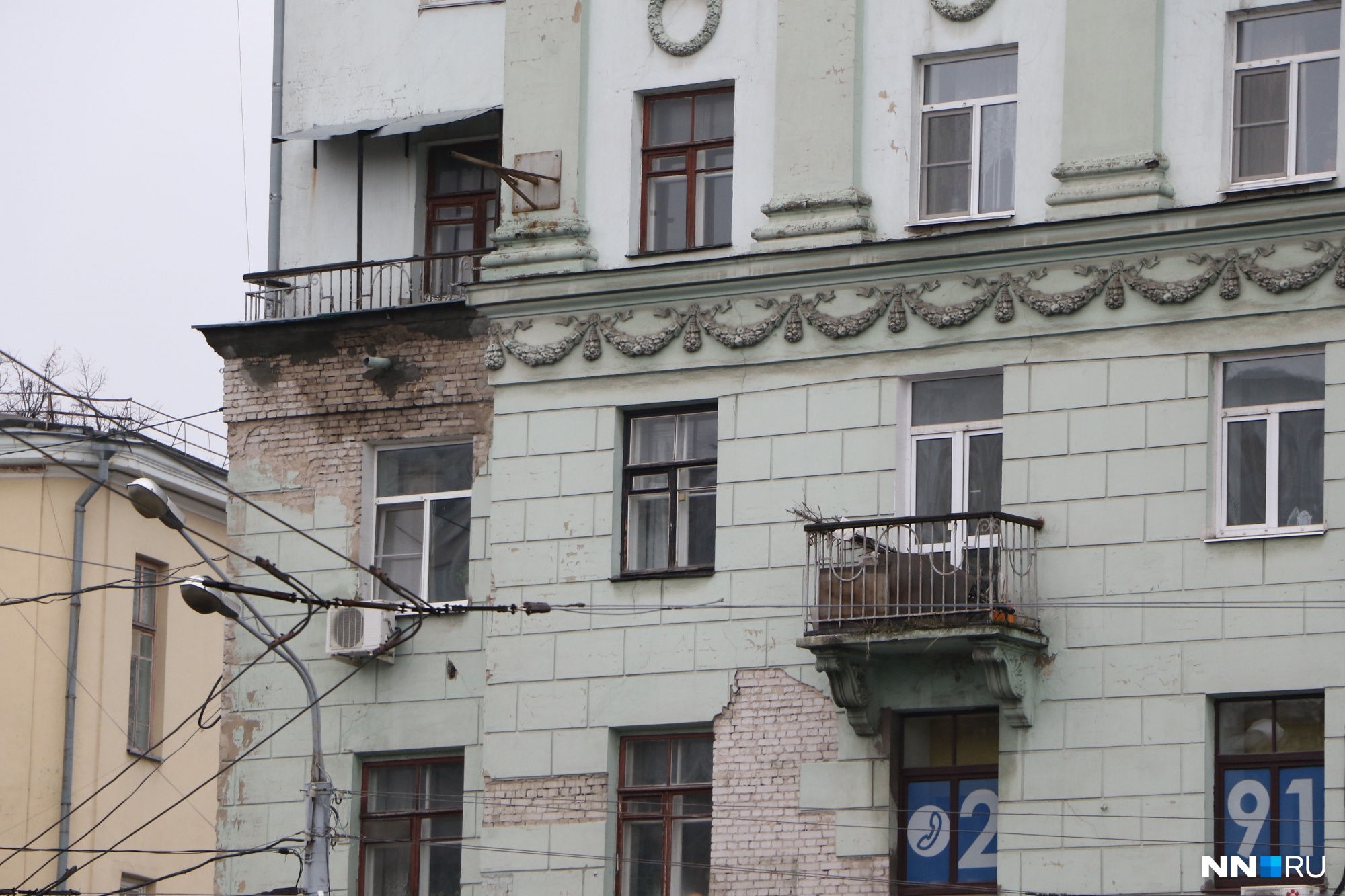 «Это позор!» Видовая сталинка Нижнего Новгорода встретит гостей ЧМ-2018 облезлым и опасным фасадом