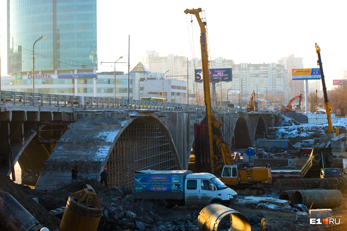 Ломать и строить: трёхлетняя реконструкция Макаровского моста в большом фоторепортаже E1.RU