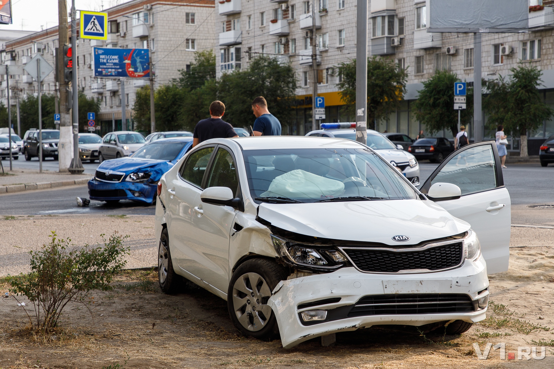 Волгоградские авто. Волгоград фото с машины. Фото волгоградских машин. Авария в Волгограде 6 октября в 20.00 белая Киа и Ниссан. Фото машины в Волгограде на обычной улице.