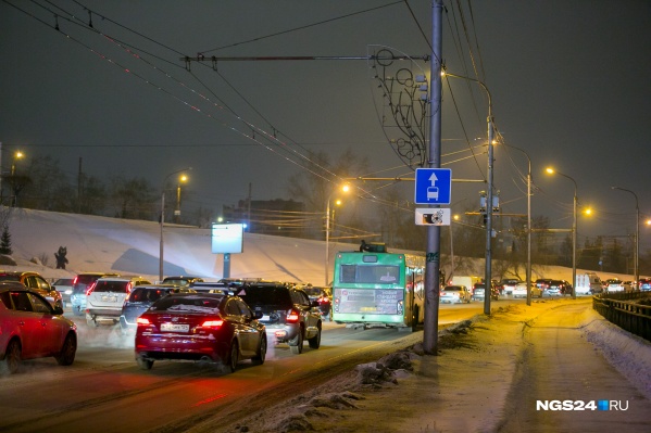 Выделенная полоса при подъеме к КрасГМУ Выделенная полоса при подъеме к КрасГМУ