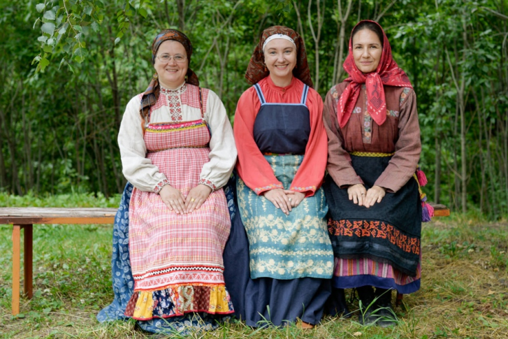 В ансамбле — три девушки. Многие пермяки слышат их звонкие голоса на народных праздниках в Хохловке и в концертных залах В ансамбле — три девушки. Многие пермяки слышат их звонкие голоса на народных праздниках в Хохловке и в концертных залах