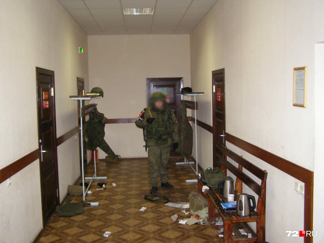 Полицейский охраняет вход в санчасть, где сидел задержанный Шамсутдинов