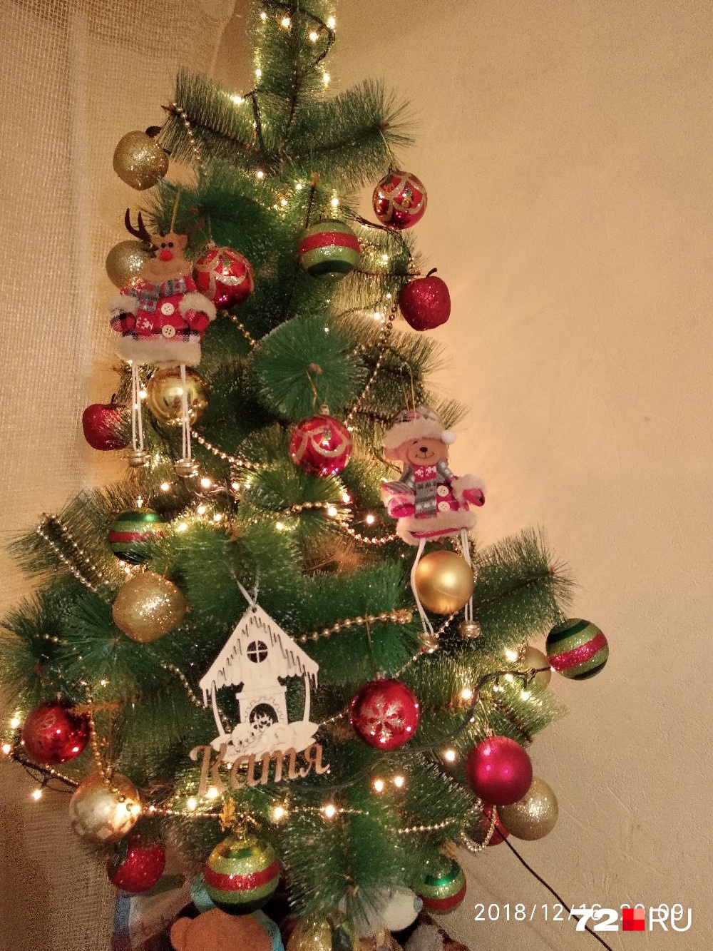 Это новогоднее деревце будто перенеслось со страниц добрых детских сказок. И мишка тут есть, и снежинки с колокольчиками