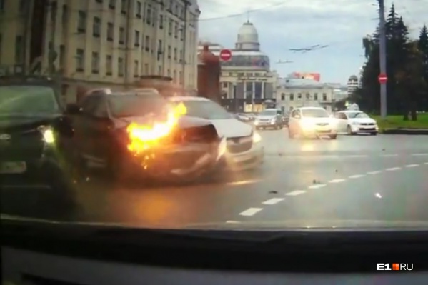 Столкнувшиеся машины чуть не зацепили автомобиль, регистратор которого снял ДТП Столкнувшиеся машины чуть не зацепили автомобиль, регистратор которого снял ДТП