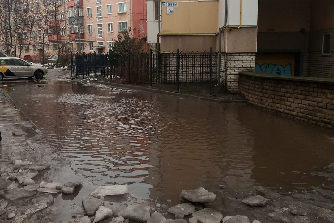 Во дворе на улице Победы Во дворе на улице Победы