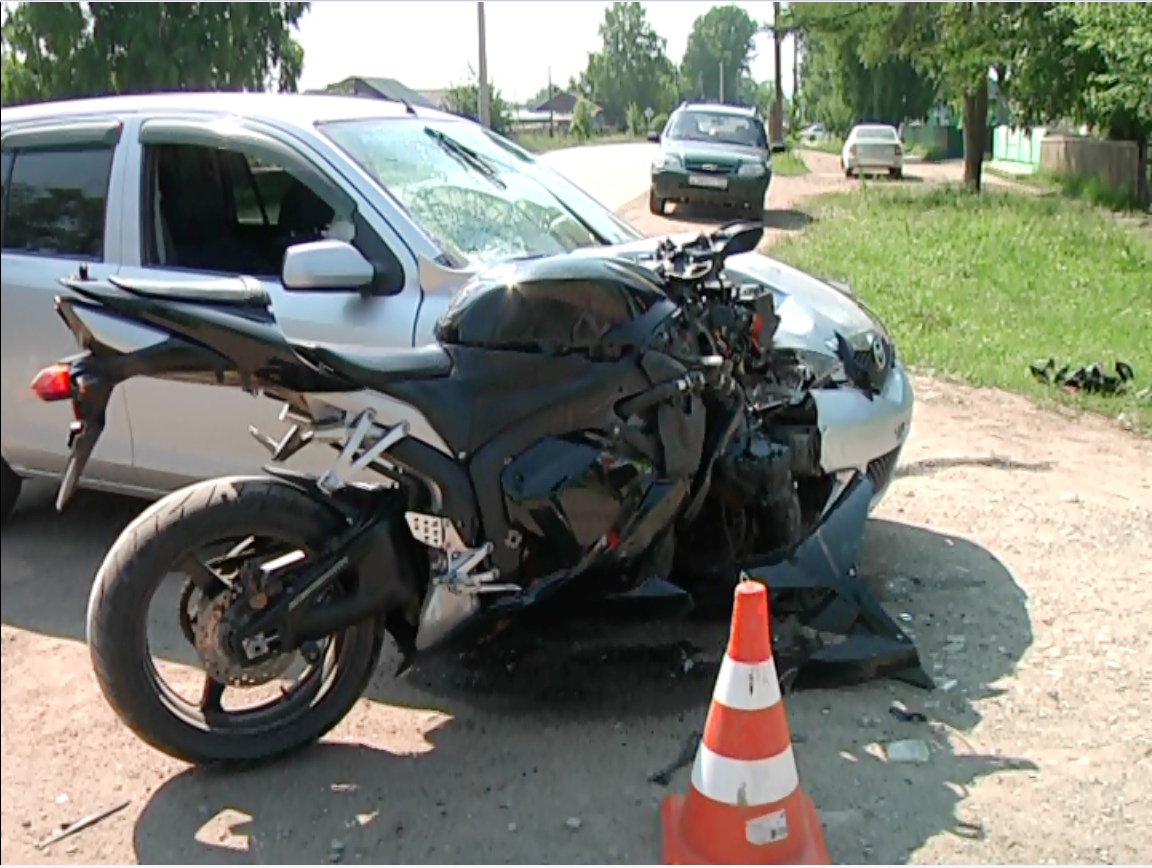 Мотоцикл после аварии. Мотоциклист разбился в Красноярске. Мотоциклы в Красноярске разбились. Авария Северский район.