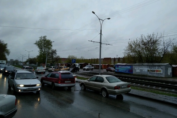 Водители пробили колёса своих авто на пересечении Широкой и Демьяновской Водители пробили колёса своих авто на пересечении Широкой и Демьяновской