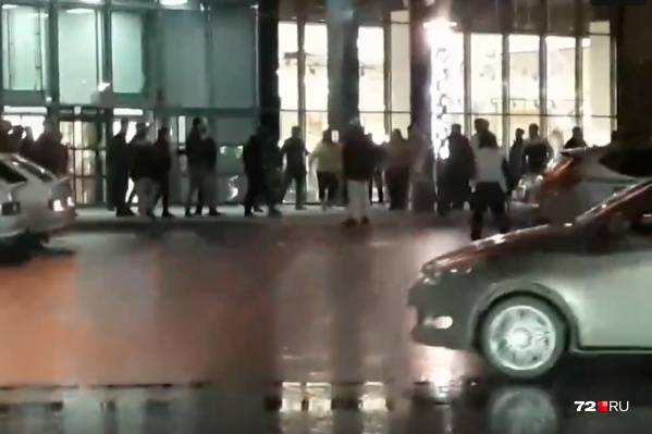 Бдительные горожане на всякий случай вызвали полицию, даже не став обращаться к охраннику Бдительные горожане на всякий случай вызвали полицию, даже не став обращаться к охраннику