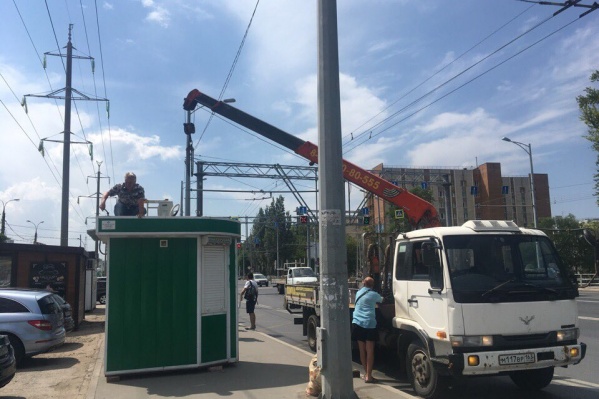 Табачный киоск привезли к остановке «Аэрокосмический университет» Табачный киоск привезли к остановке «Аэрокосмический университет»