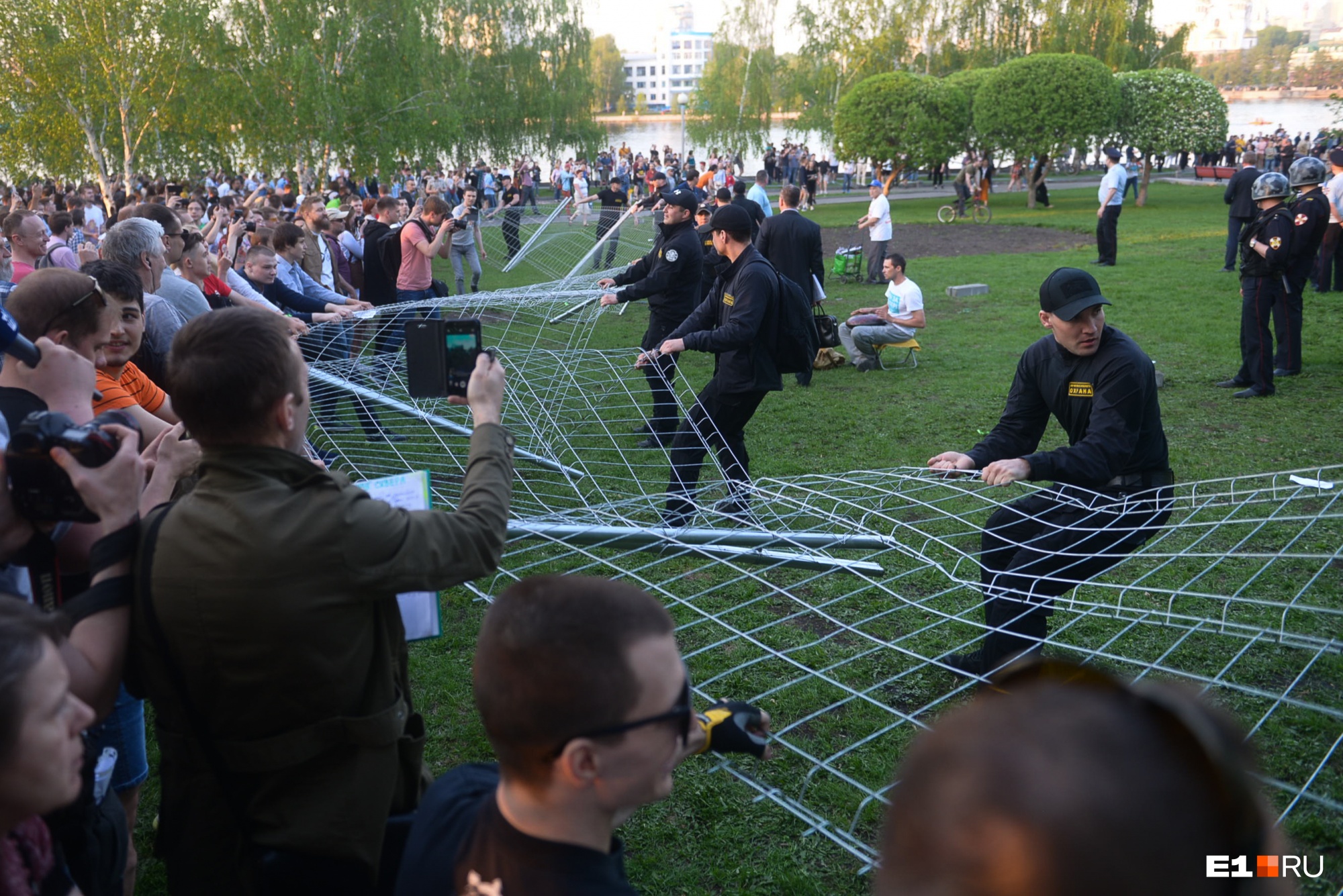 Начиналась акция мирно, но вскоре пришедшие на «прогулку» в сквер жители Екатеринбурга стали расшатывать забор 