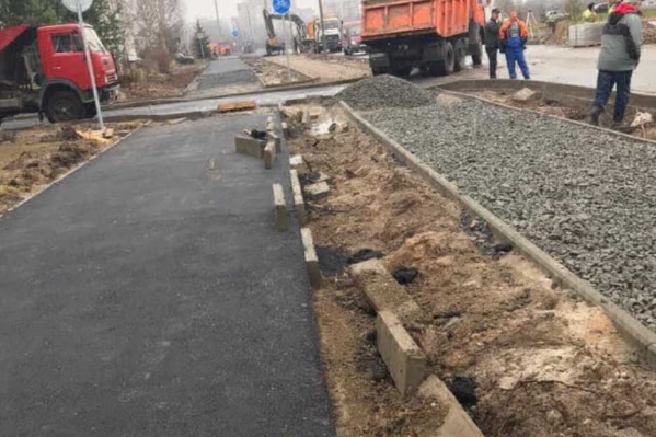 На Красноборской улице в Ярославле вандалы испортили бордюры На Красноборской улице в Ярославле вандалы испортили бордюры