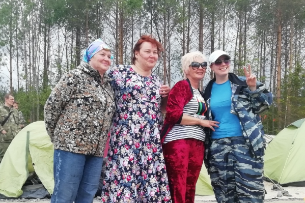 Оксана Владыка (в длинном платье) в одну из поездок на Шиес Оксана Владыка (в длинном платье) в одну из поездок на Шиес 