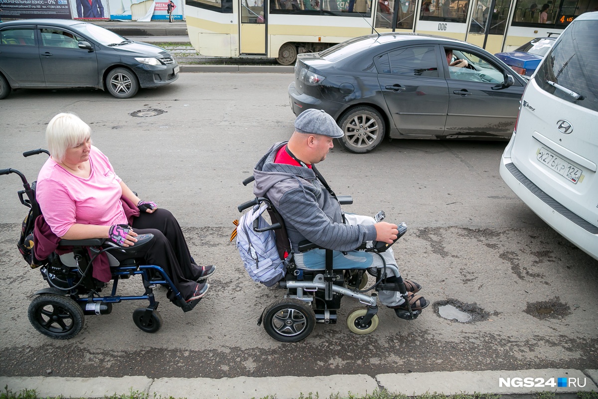 Сейчас покажу вам доступную среду»: инвалиды-колясочники проехали с камерой  по улицам города | 21.07.2017 | Красноярск - БезФормата