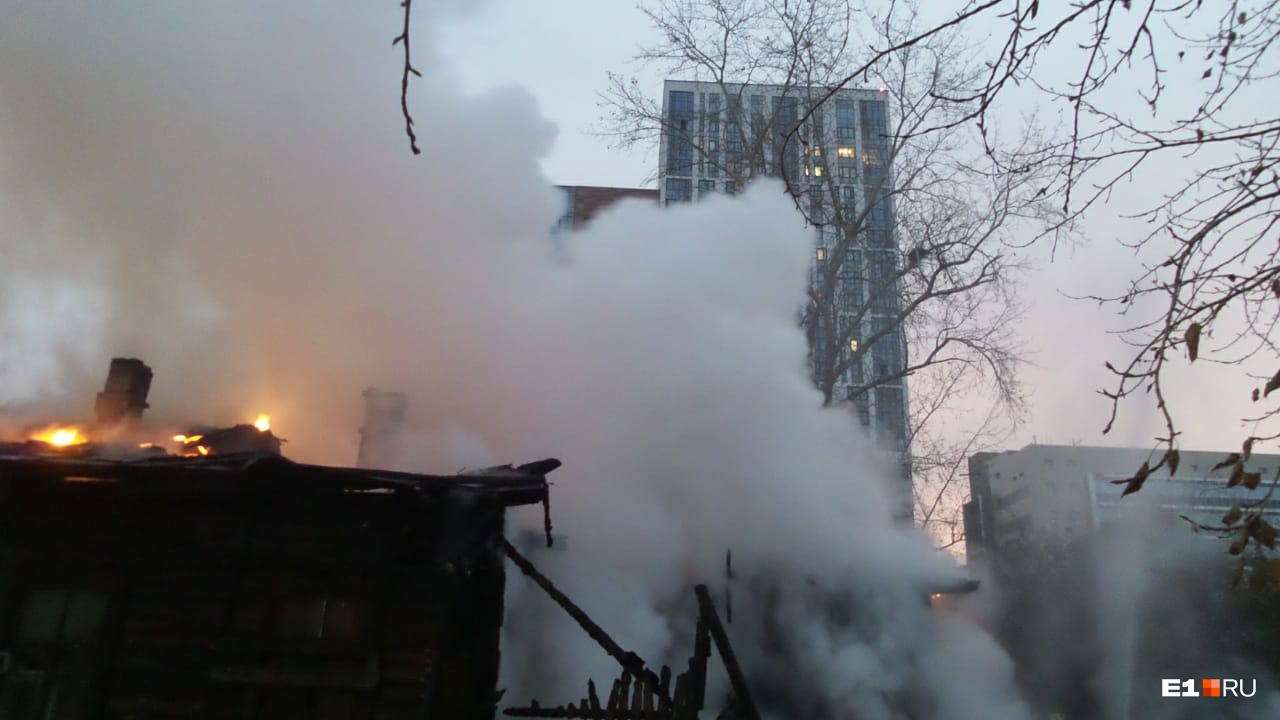 Старый дом стоял рядом с высотками Старый дом стоял рядом с высотками