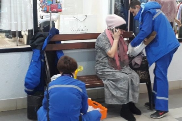 Женщина дожидалась приезда скорой на скамейке в магазине Женщина дожидалась приезда скорой на скамейке в магазине