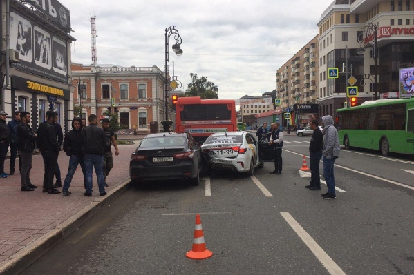 Авария произошла ранним утром в самом центре города Авария произошла ранним утром в самом центре города