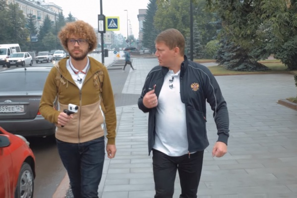 Во время прогулки мэру пришлось выслушать немало критики Во время прогулки мэру пришлось выслушать немало критики