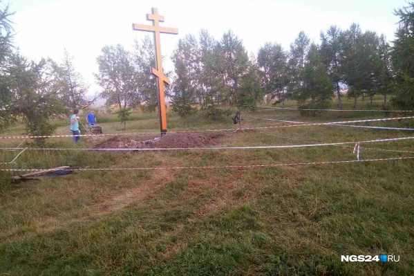 Сооружение высотой в несколько метров появилось напротив дома по адресу Ульяновский, 14 Сооружение высотой в несколько метров появилось напротив дома по адресу Ульяновский, 14
