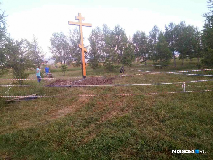 Сооружение высотой в несколько метров появилось напротив дома по адресу Ульяновский, 14 Сооружение высотой в несколько метров появилось напротив дома по адресу Ульяновский, 14