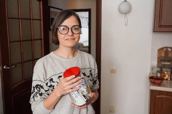 В руках Анны банка с мусором. Его не переработать В руках Анны банка с мусором. Его не переработать