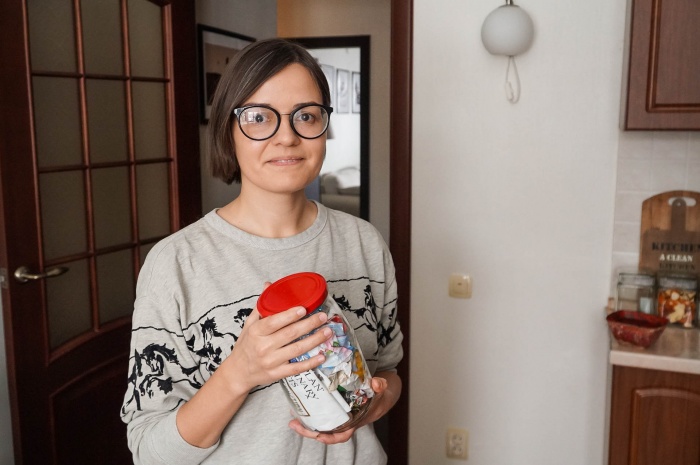 В руках Анны банка с мусором. Его не переработать В руках Анны банка с мусором. Его не переработать