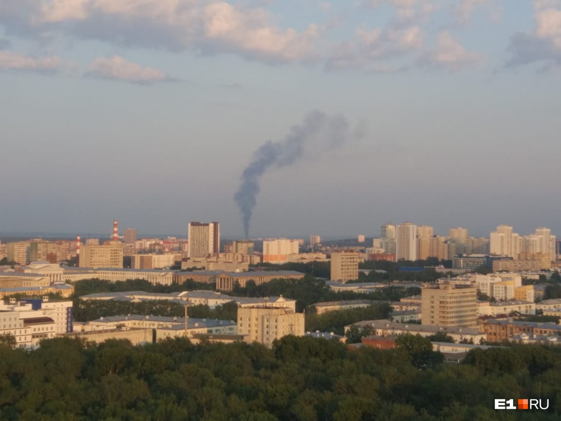 Видно отовсюду. Свердловская область Кольцово микрорайон. Столбы дыма в Долгопрудном. Химзаводская улица фото Бердск столб дыма. Что за черный дым в районе Кольцово.