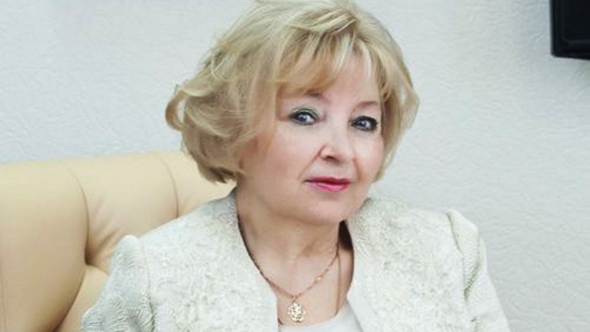 А это Нина Шалабаева, она уполномоченный по правам человека в Новосибирской области. Угадайте, кем она работала до того, как попала в ВЛКСМ?