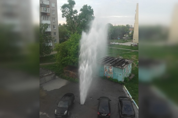 Фонтан забил около девяти часов вечера Фонтан забил около девяти часов вечера