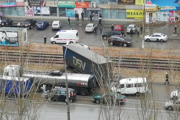 ДТП практически не мешает движению машин ДТП практически не мешает движению машин 