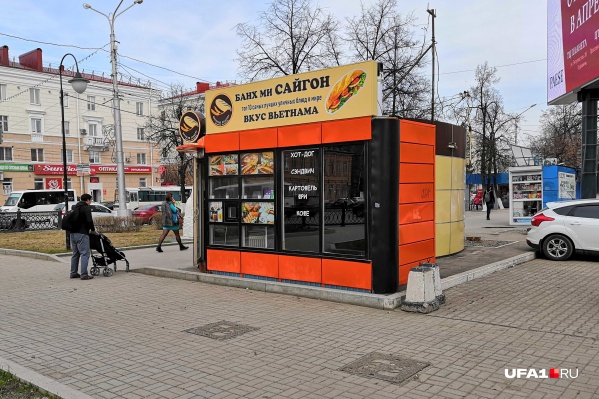Вьетнамская еда из этого крохотного киоска претендует на звание народной Вьетнамская еда из этого крохотного киоска претендует на звание народной