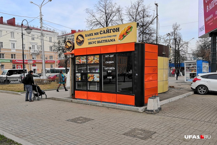 Вьетнамская еда из этого крохотного киоска претендует на звание народной Вьетнамская еда из этого крохотного киоска претендует на звание народной